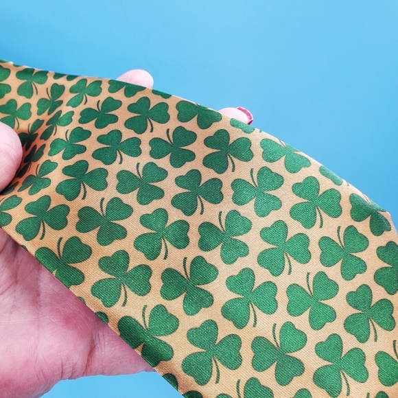 Silk gold and green shamrock necktie - Picture 4 of 9
